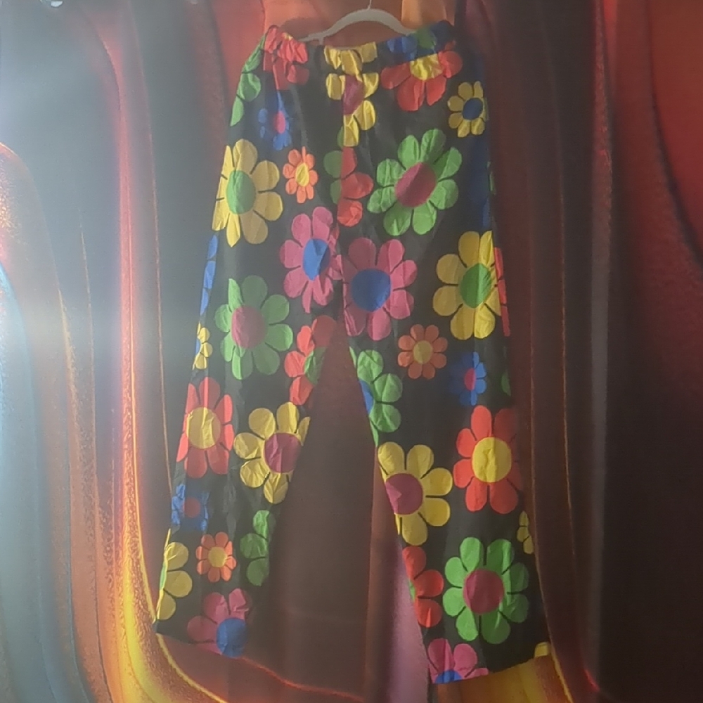 Source Unknown Black and Red Capris